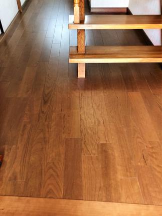 新しいフローリングを施工しました。