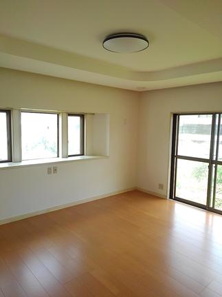 明るめのクロスでひろびろしたﾘﾋﾞﾝｸﾞを演出