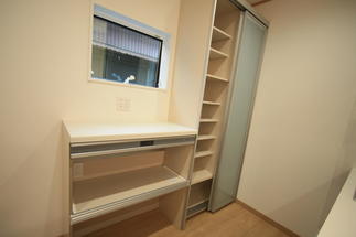 収納力重視でカップボードを選びました