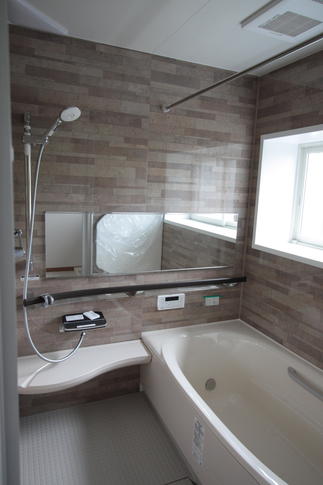 以前台所があった所にトイレ、洗面、浴室を設置