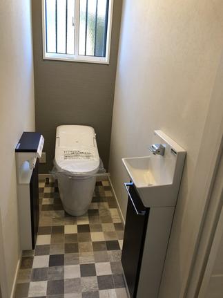 使いやすく収納も充実したトイレ