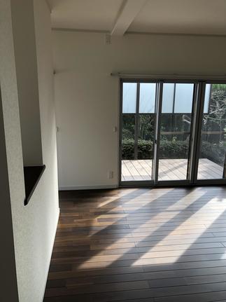 居室に内窓、外にはウッドデッキとプライベートを守るスクリーンパネルを設置