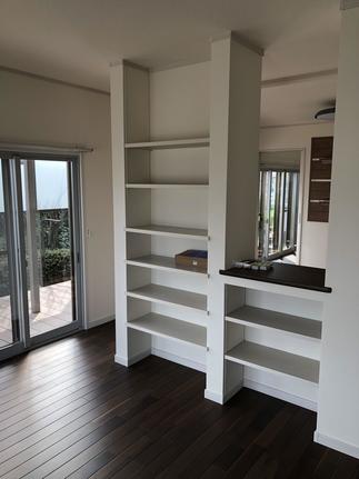 既存の柱を上手に利用して収納を造りました