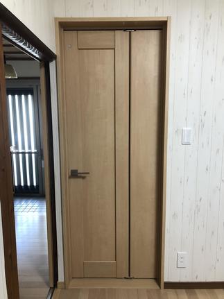 脱衣室の入口も交換