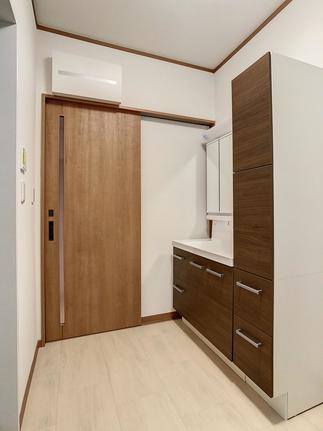 ゆとりのスペースに計画的収納の洗面脱衣室