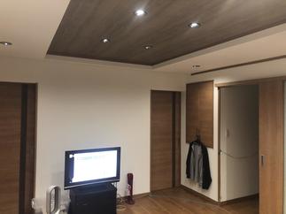 折り上げ天井で部屋に奥行きを感じさせました