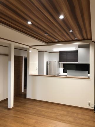 以前は壁で仕切られていた背面キッチンを対面式に変更