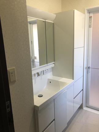 収納たっぷり明るい色使いで洗面脱衣室が素敵に