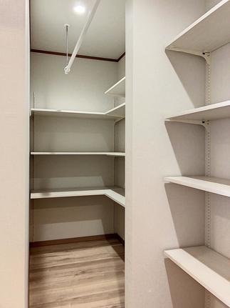 キッチン裏にパントリー設置して収納力アップ
