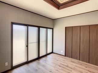 道路に面した寝室に内窓を付けて暖かく静かな部屋にリフォームしました