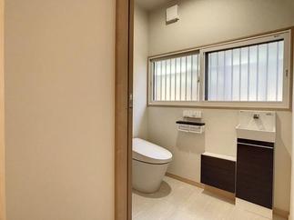 サティスＳ+手洗い器+収納充実のトイレ