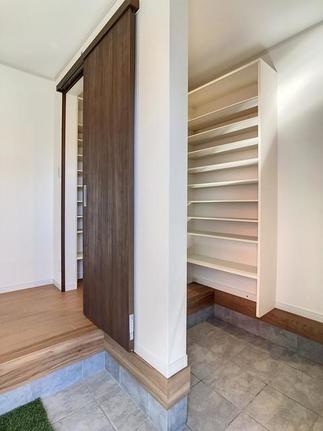 ただ広かった玄関ホールにシューズクローゼットを設置