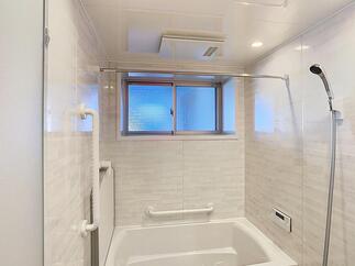 暖かく、明るい色調のユニットバス