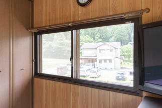 寝室・腰窓1