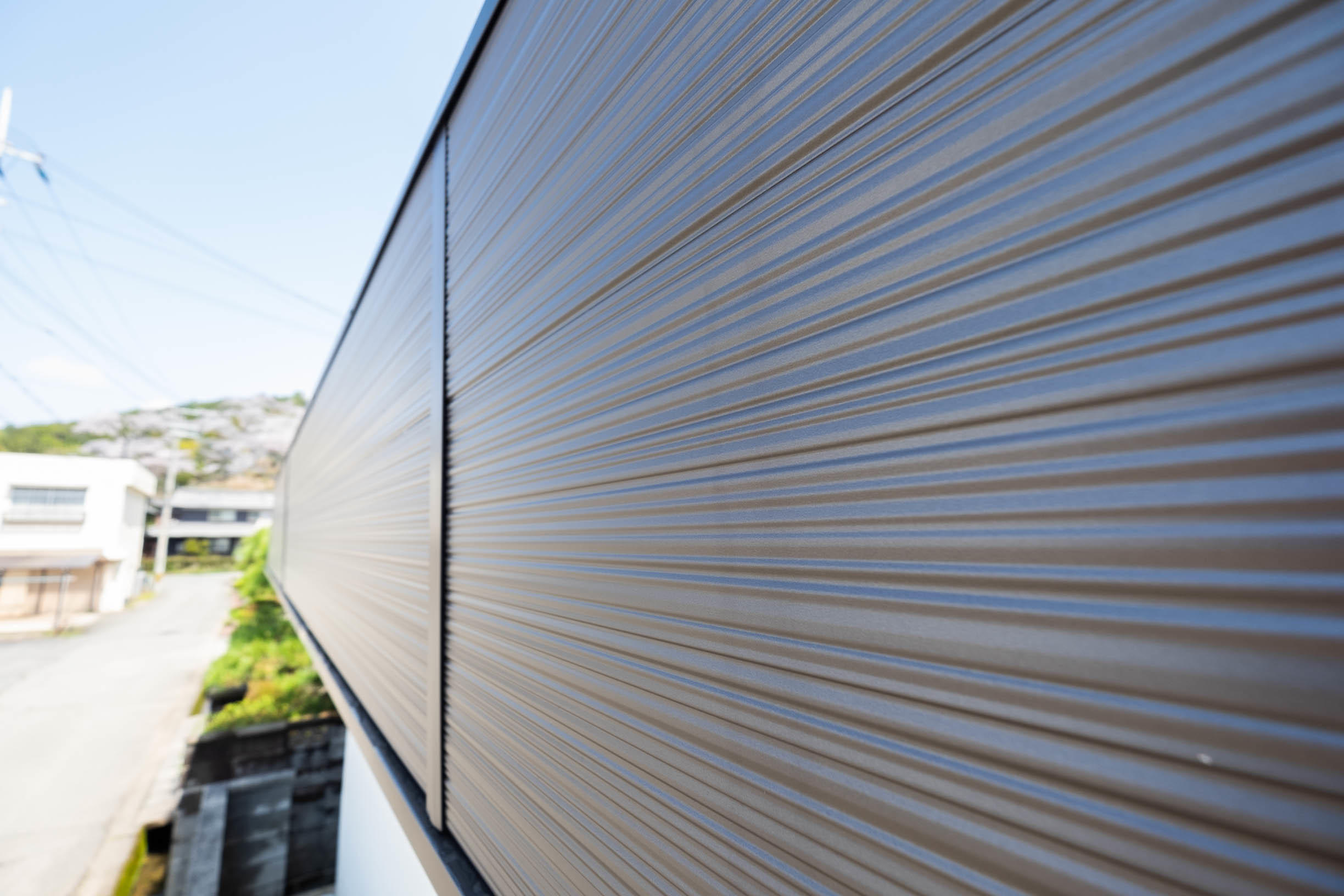 細かいスリットで外壁にモダンな印象へ 丹波篠山市