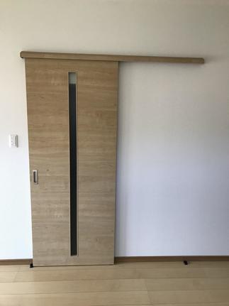 段差のあった開き戸からバリアフリーな引き戸へ。車椅子サイズも対応した間口を確保