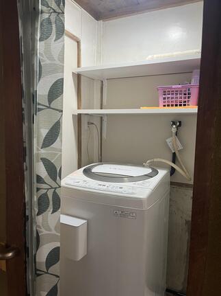 室内洗濯機置き場ができ寒い中外で洗濯せずに過ごせるようになりました。奥には洗剤のストックができる棚を取付。