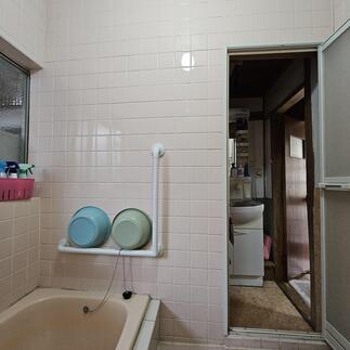 脱衣スペースがなく、人が通れるギリギリの空間