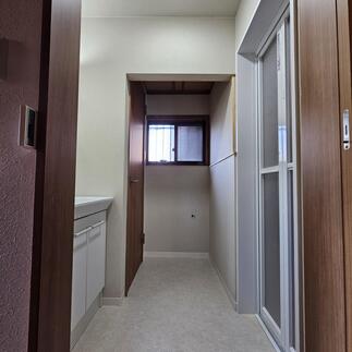 浴室の入口を反対にし増築、トイレ・脱衣コーナーとして広く使えるようにしました