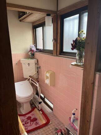 足元の冷えるタイルの床は段差もあり危険でした