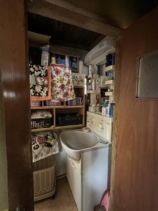 洗面化粧台があり、着替えのスペースがない脱衣室