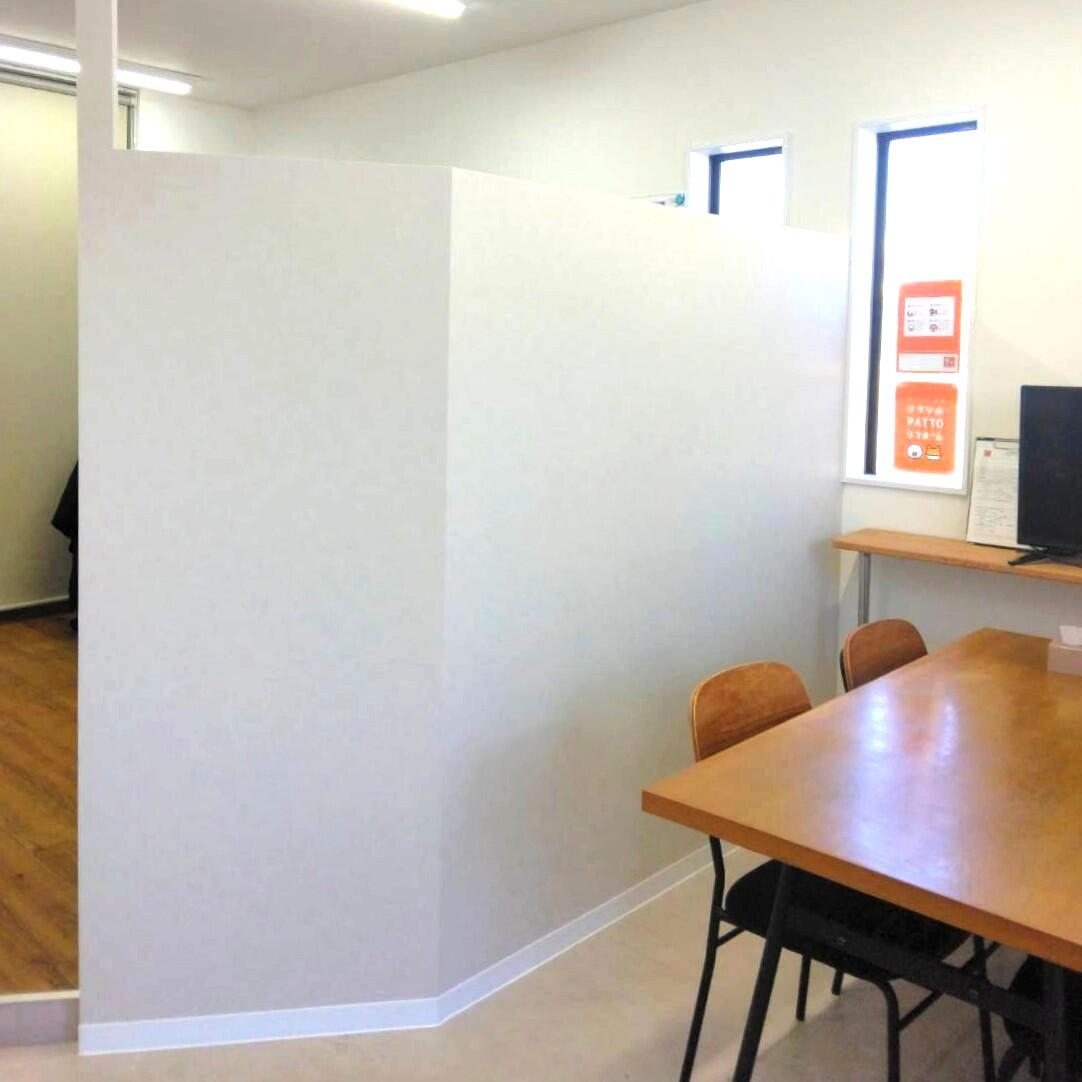 事務所の壁.jpg