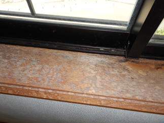 日焼けと経年劣化した窓の木枠