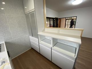 新しく設置したカップボードとカウンター
