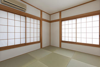 和室の壁を明るくし、琉球畳を使うことでスタイリッシュな空間に。