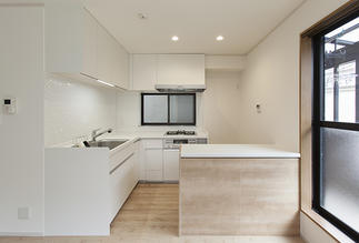 キッチンの配置を変更し、明るく使いやすいキッチンになりました。