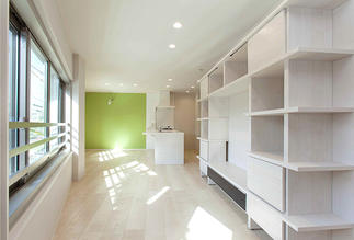 見せる収納が印象的な明るいリビング