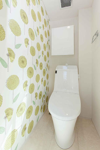 トイレもアクセントクロスで華やかな空間に。