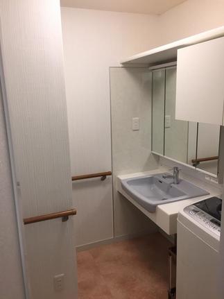 椅子に座ったまま使用できる洗面台