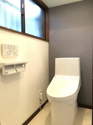 背面アクセントクロスが効いているトイレ空間