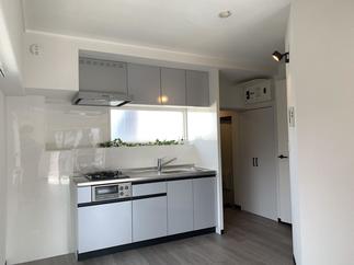 明るいシンプルキッチン