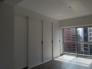 間仕切りドアを閉めれば、リビングダイニング