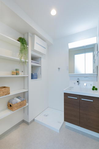 明るく清涼感ある洗面室