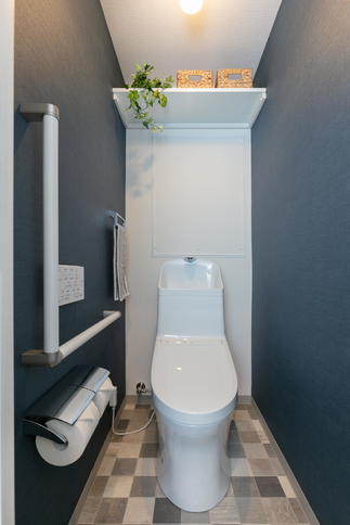 奥行きを感じるトイレ空間