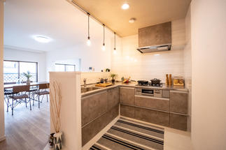 明るく開放的な対面キッチン