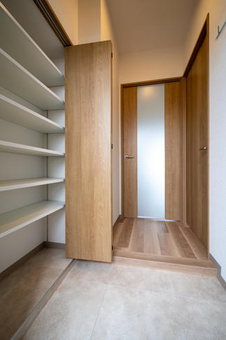 収納たっぷり＆明るい玄関へ