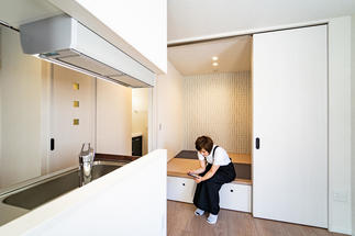 LDKと一体化するサービスルーム（小上がり和室）