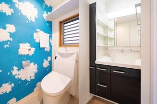 爽やかトイレ＆廊下に配置した洗面台