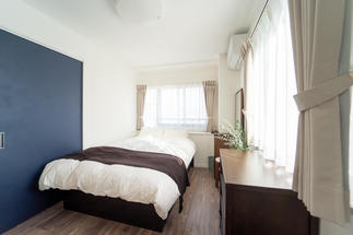 濃淡のバランスで落ち着く寝室に