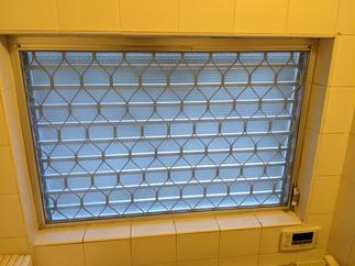 【before】気密性が低い大きなルーバー窓