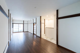 二間を繋げて、15帖のリビングダイニングへ