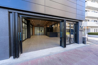 フロントも折れ戸サッシで開放的に！