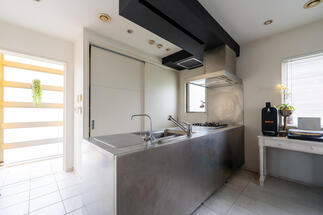 造作梁色を赤色→黒色へ塗装しました！