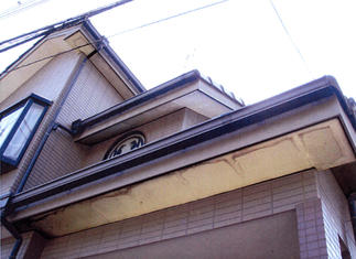 以前の軒裏。一部に水が漏れていました。