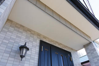 雨水で汚れていた軒裏も防水塗料でしっかりガード。