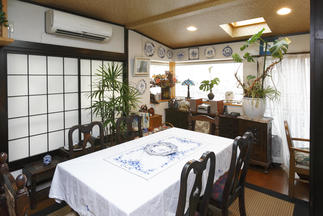 明るく広いモダンな洋室に